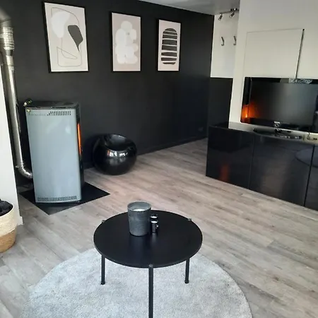 La Pinede - Charmante Maison De Village بيت للعطل *